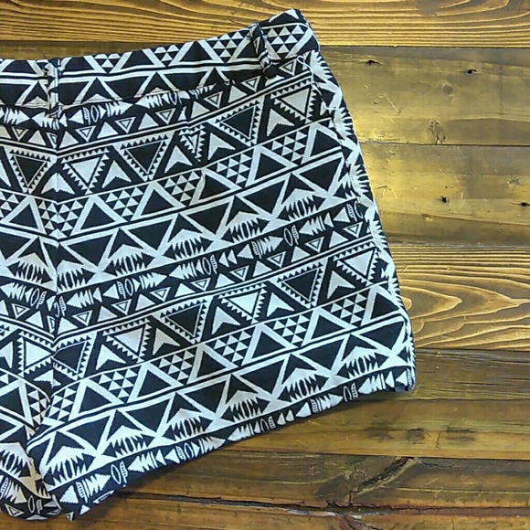 Black and white aztec tribal shorts forever21 size medium - Picture 4 of 9